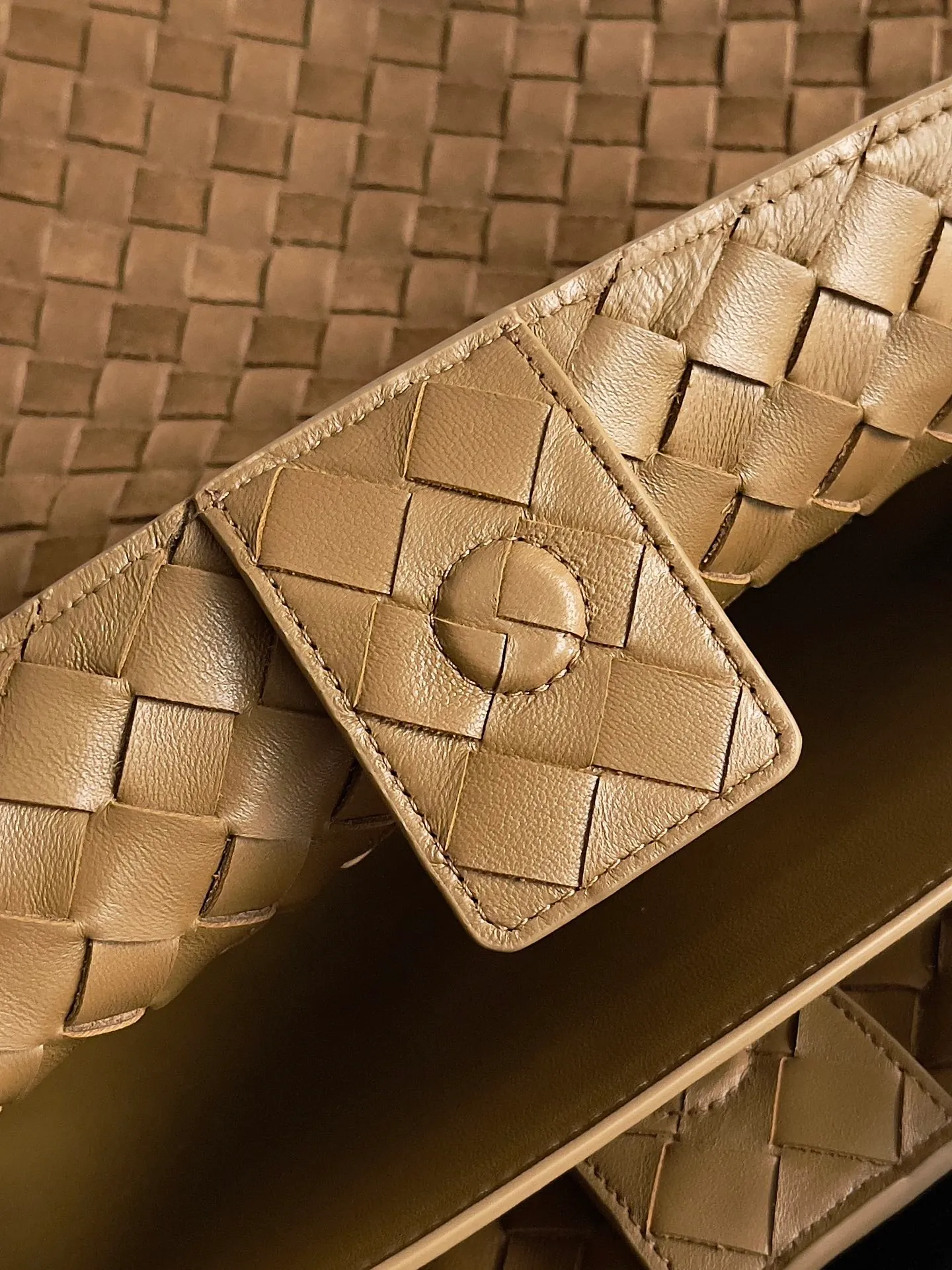 Batch 3760 Recently, the same style of bag that celebrities love is both high-end and practical. Michelle Yeoh, Kim Namjoon, Jing Boran, Tong Liya, Sun Qian, Wu Qianyu, Du Juan, Ma Yili and Bai Baihe are all carrying Bottega Veneta summer series Andiamo handbags. Andiamo has a simple structure and rounded lines. The whole piece is made of Nappa leather. It is comfortable, soft and dynamic. It adds interest to daily life and can be easily matched with various styles. Andiamo handbags are available in three sizes: small, medium and large. There are many colors to choose from, which can meet different needs. You can really carry it whether it is daily or attending events. Style number: 743575 Size: 45*22*34cm